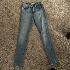levi light wash jeans